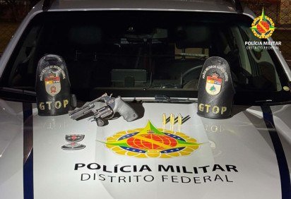 Os policiais realizaram buscas e encontraram a arma escondida no interior de um sofá na sala -  (crédito: Divulgação/PMDF) -Os policiais realizaram buscas e encontraram a arma escondida no interior de um sofá na sala -  (crédito: Divulgação/PMDF)