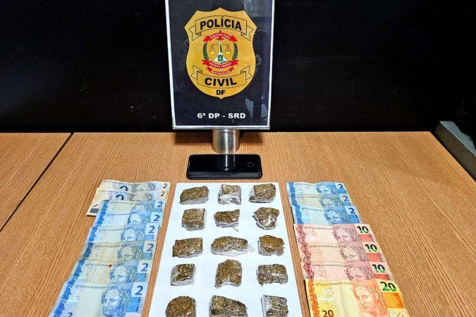 Durante a operação, foram apreendidos uma porção de maconha, R$ 93 em espécie, um aparelho celular e outras porções de entorpecentes - (crédito: Divulgação) Durante a operação, foram apreendidos uma porção de maconha, R$ 93 em espécie, um aparelho celular e outras porções de entorpecentes - (crédito: Divulgação)