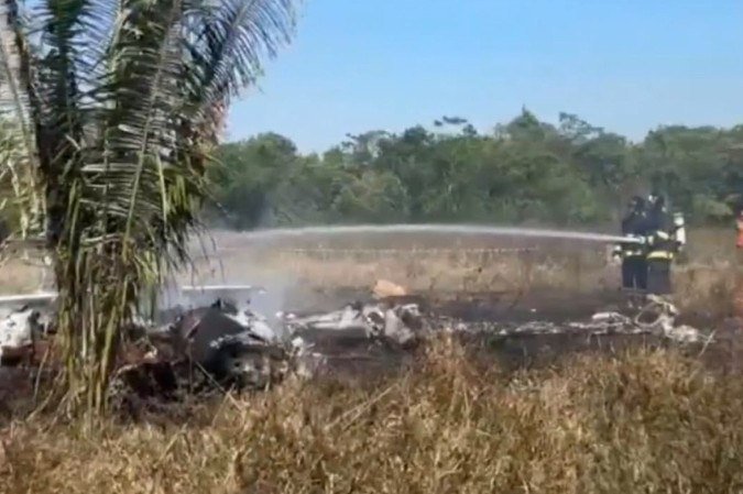 Avião de pequeno porte cai em região isolada de Mato Grosso
- (crédito: Divulgação/ Bombeiros MT) Avião de pequeno porte cai em região isolada de Mato Grosso
- (crédito: Divulgação/ Bombeiros MT)