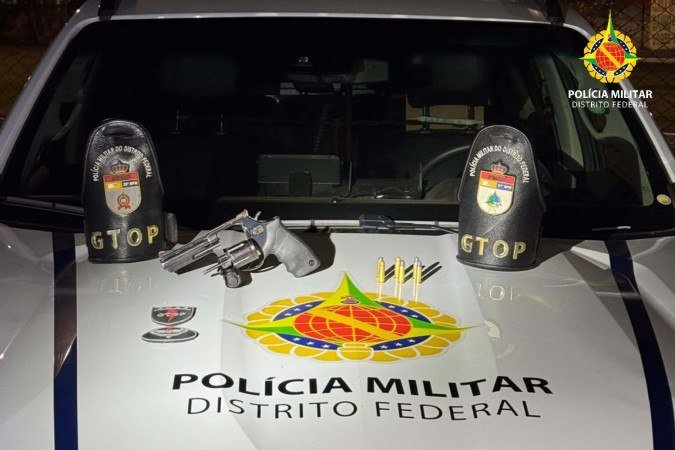 Os policiais realizaram buscas e encontraram a arma escondida no interior de um sofá na sala - (crédito: Divulgação/PMDF) Os policiais realizaram buscas e encontraram a arma escondida no interior de um sofá na sala - (crédito: Divulgação/PMDF)