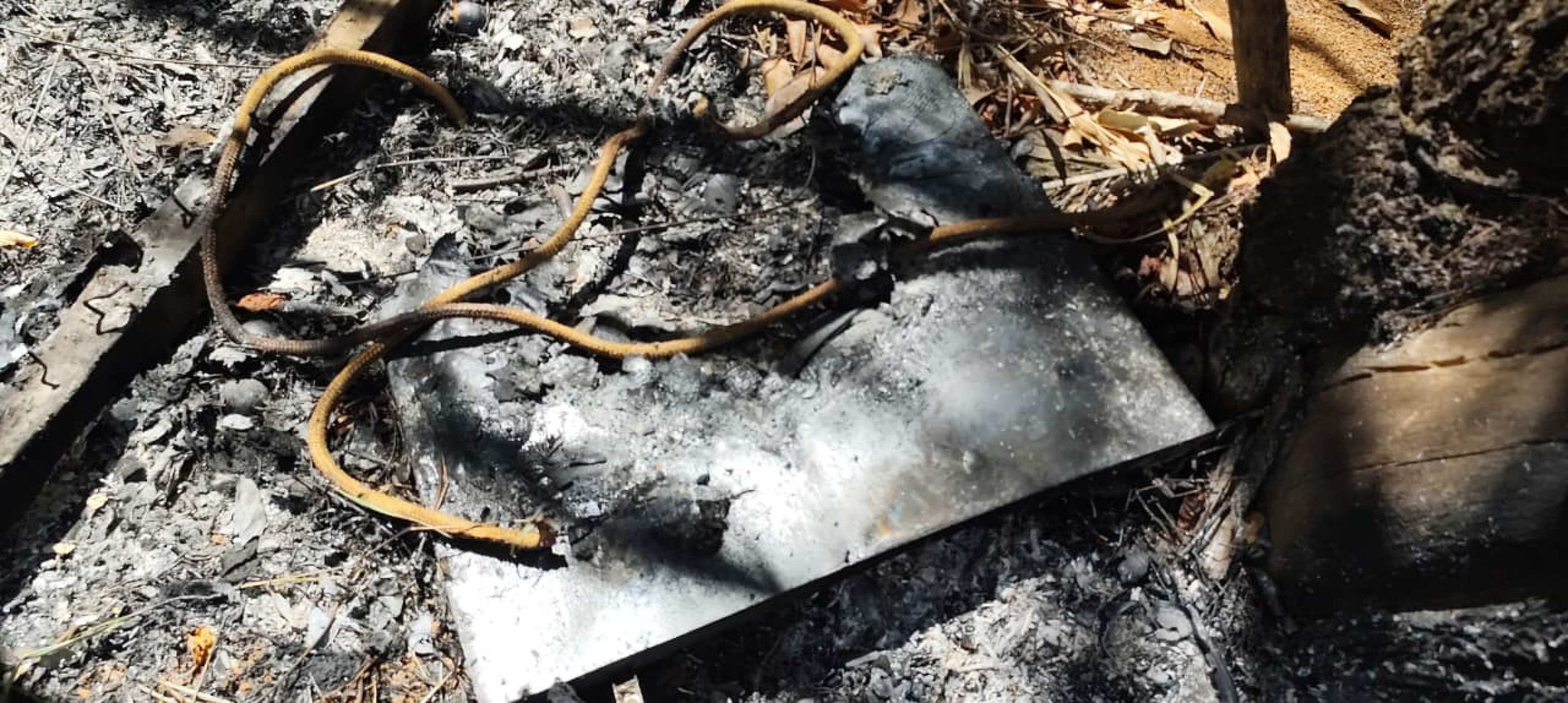 A v&iacute;tima foi encontrada com ferimentos no rosto. Sobre o corpo, o suspeito teria colocado um colch&atilde;o e ateado fogo