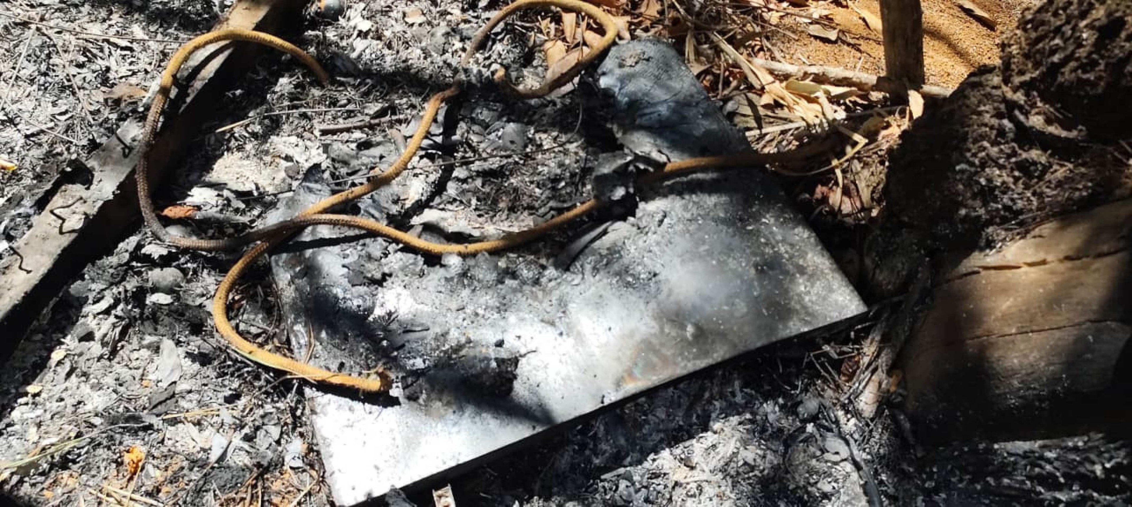 A v&iacute;tima foi encontrada com ferimentos no rosto. Sobre o corpo, o suspeito teria colocado um colch&atilde;o e ateado fogo