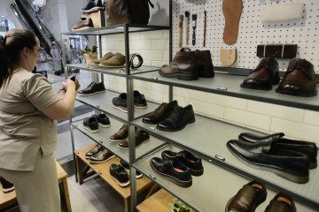 Em meio à retração do varejo brasileiro, a escolha dos consumidores por produtos como sapatos se torna mais seletiva - (crédito: Minervino Júnior/CB/D.A.Press) Em meio à retração do varejo brasileiro, a escolha dos consumidores por produtos como sapatos se torna mais seletiva - (crédito: Minervino Júnior/CB/D.A.Press)