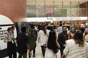 Com casa cheia na noite de abertura, o Cine Brasília é a sede oficial do evento. Longa de irmãos brasilienses, A pele morta abriu o festival - (crédito: Minervino Júnior/CB) Com casa cheia na noite de abertura, o Cine Brasília é a sede oficial do evento. Longa de irmãos brasilienses, A pele morta abriu o festival - (crédito: Minervino Júnior/CB)