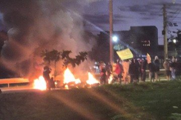 Manifestação interdita pista Sul da Estrutural e via é liberada pela PMDF -  (crédito: CBMDF/Divulgação)