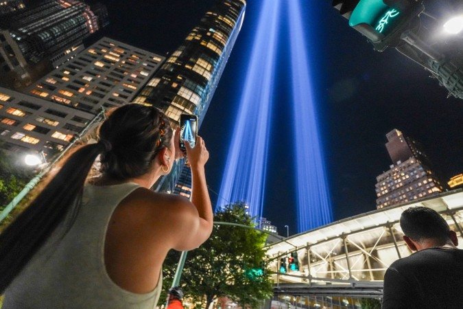 Instalação artística com feixes de laser simula as Torres Gêmeas do World Trade Center, em Nova York