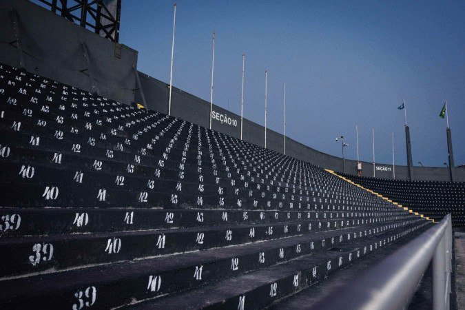  2026. Esportes. matéria sobre estádios de futebol que estão retirando cadeiras dos estádios em troca de espaços populares para torcedores em pé.
      
