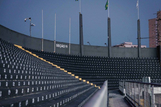 2026. Esportes. matéria sobre estádios de futebol que estão retirando cadeiras dos estádios em troca de espaços populares para torcedores em pé.
      