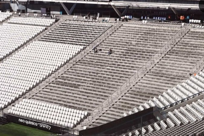 2026. Esportes. matéria sobre estádios de futebol que estão retirando cadeiras dos estádios em troca de espaços populares para torcedores em pé. Neo Quimica Arena.