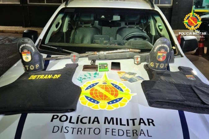 PMDF/Divulgação - (crédito: Homem é preso com espingarda, coletes balísticos e cocaína em Santa Maria) PMDF/Divulgação - (crédito: Homem é preso com espingarda, coletes balísticos e cocaína em Santa Maria)