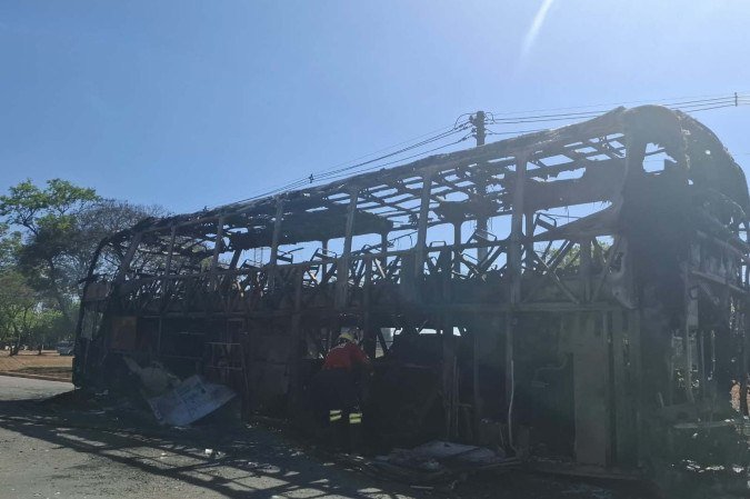 Ônibus ficou destruído após o incêndio na Epia Norte - (crédito: Beatriz Ocké/CB/D.A Press) Ônibus ficou destruído após o incêndio na Epia Norte - (crédito: Beatriz Ocké/CB/D.A Press)