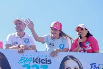 Gustavo Rocha, Celina Leão e Michelle Bolsonaro em carreata em Ceilândia - (crédito: ÁLAME FABIANO) Gustavo Rocha, Celina Leão e Michelle Bolsonaro em carreata em Ceilândia - (crédito: ÁLAME FABIANO)