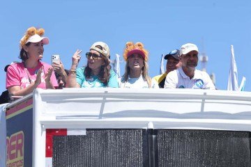 Michelle, Bia Kicis, Celina Leão e Gustavo Rocha em carreata na Ceilândia -  (crédito: ÁLAME FABIANO)