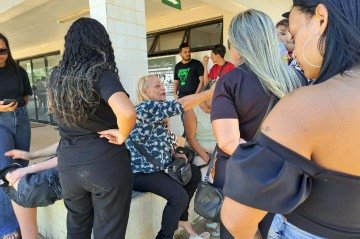 Mãe da vítima estava desolada durante o enterro neste sábado (12/9) -  (crédito: Laezia Bezerra/CB/D.A.Press)