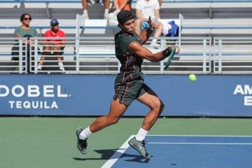 O atleta de 17 buscava a segunda conquista de Grand Slam juvenil na temporada. No primeiro semestre, Guto Miguel havia celebrado o título de base em Roland Garros ao superar o estadunidense Michael Antonius por 2 sets a 0 no saibro francês - (crédito: Photo by Brad Penner/USTA) O atleta de 17 buscava a segunda conquista de Grand Slam juvenil na temporada. No primeiro semestre, Guto Miguel havia celebrado o título de base em Roland Garros ao superar o estadunidense Michael Antonius por 2 sets a 0 no saibro francês - (crédito: Photo by Brad Penner/USTA)