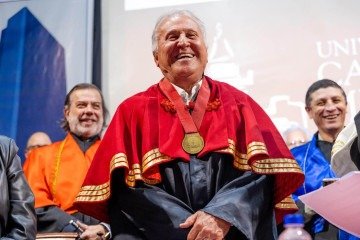 Zico recente o título na Universidade Cândido Mendes: primeiro esportista receber a condecoração - (crédito: Divulgação/Universidade Cândido Mendes) Zico recente o título na Universidade Cândido Mendes: primeiro esportista receber a condecoração - (crédito: Divulgação/Universidade Cândido Mendes)
