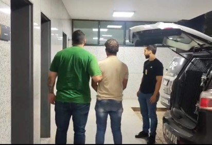 O segurança foi preso em um ônibus ao tentar fugir para Goiás. O veículo foi interceptado por policiais militares. Na delegacia, confessou o crime -  (crédito: Divulgação/PCDF) -O segurança foi preso em um ônibus ao tentar fugir para Goiás. O veículo foi interceptado por policiais militares. Na delegacia, confessou o crime -  (crédito: Divulgação/PCDF)