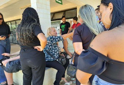 Mãe da vítima estava desolada durante o enterro no cemitério de Sobradinho II -  (crédito: Laezia Bezerra/CB/D.A.Press) -Mãe da vítima estava desolada durante o enterro no cemitério de Sobradinho II -  (crédito: Laezia Bezerra/CB/D.A.Press)