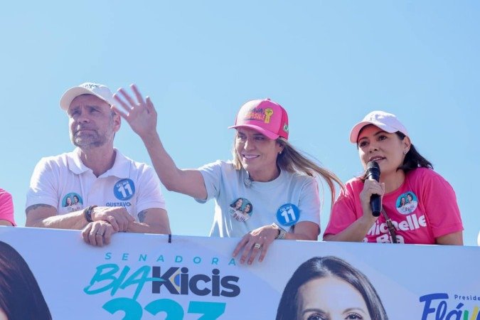 Gustavo Rocha, Celina Leão e Michelle Bolsonaro em carreata em Ceilândia - (crédito: ÁLAME FABIANO) Gustavo Rocha, Celina Leão e Michelle Bolsonaro em carreata em Ceilândia - (crédito: ÁLAME FABIANO)