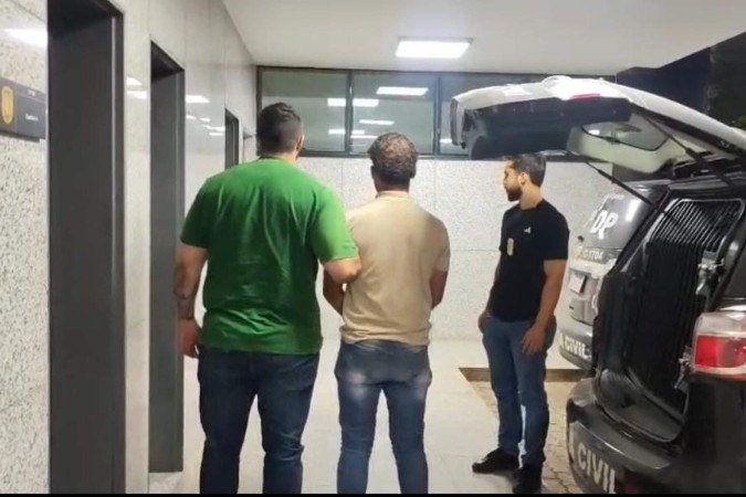 O segurança foi preso em um ônibus ao tentar fugir para Goiás. O veículo foi interceptado por policiais militares. Na delegacia, confessou o crime - (crédito: Divulgação/PCDF) O segurança foi preso em um ônibus ao tentar fugir para Goiás. O veículo foi interceptado por policiais militares. Na delegacia, confessou o crime - (crédito: Divulgação/PCDF)