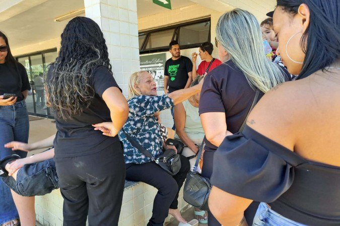 Mãe da vítima estava desolada durante o enterro neste sábado (12/9) - (crédito: Laezia Bezerra/CB/D.A.Press) Mãe da vítima estava desolada durante o enterro neste sábado (12/9) - (crédito: Laezia Bezerra/CB/D.A.Press)