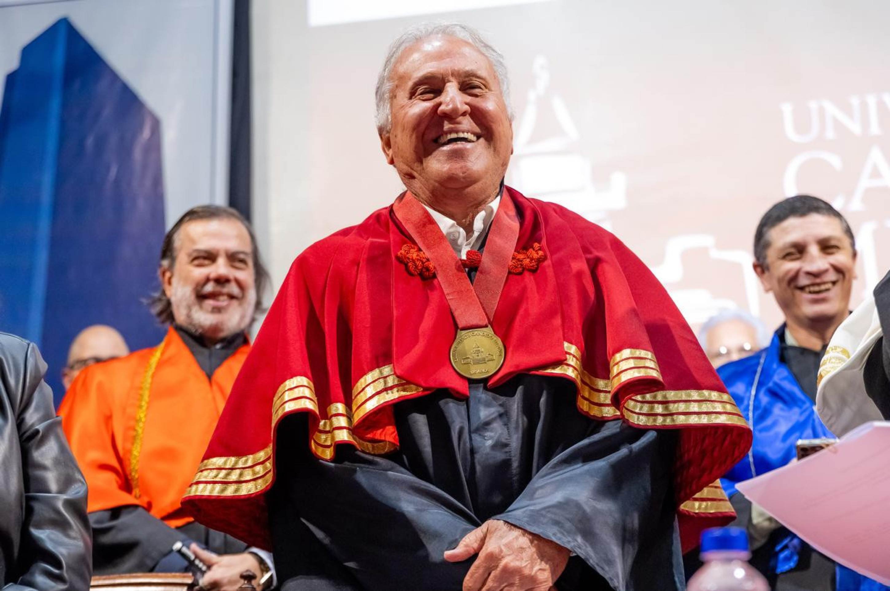 Zico recebe título de Doutor Honoris Causa de universidade no Rio 