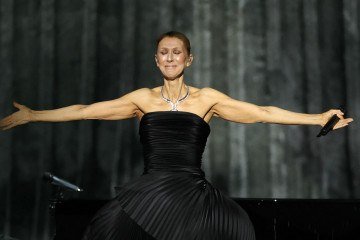 Após seis anos longe dos palcos devido a uma doença neurológica, cantora emocionou público em Paris com show esgotado - (crédito: THOMAS SAMSON/AFP) Após seis anos longe dos palcos devido a uma doença neurológica, cantora emocionou público em Paris com show esgotado - (crédito: THOMAS SAMSON/AFP)
