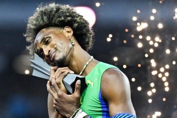 Alison dos Santos curte mais um troféu na temporada em que ninguém foi mais veloz do que ele nos 400m com barreira - (crédito: Jewel Samad/AFP) Alison dos Santos curte mais um troféu na temporada em que ninguém foi mais veloz do que ele nos 400m com barreira - (crédito: Jewel Samad/AFP)