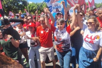 Candidatos do Partido dos Trabalhadores (PT) e seus apoiadores se mobilizaram em todo o país, na manhã deste domingo (13/9). Leandro Grass, candidato ao GDF, fez caminhada no Eixão ao lado da primeira-dama Janja, da candidata ao Senado, Érika Kokay, e da ministra Esther Dweck - (crédito: Carlos Vieira/CB) Candidatos do Partido dos Trabalhadores (PT) e seus apoiadores se mobilizaram em todo o país, na manhã deste domingo (13/9). Leandro Grass, candidato ao GDF, fez caminhada no Eixão ao lado da primeira-dama Janja, da candidata ao Senado, Érika Kokay, e da ministra Esther Dweck - (crédito: Carlos Vieira/CB)