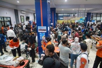 Seis pessoas morreram e 130 estão desaparecidas após uma balsa que fazia a travessia entre as ilhas de Java e Bornéu virar devido ao mau tempo - (crédito: INFUZ / AFP) Seis pessoas morreram e 130 estão desaparecidas após uma balsa que fazia a travessia entre as ilhas de Java e Bornéu virar devido ao mau tempo - (crédito: INFUZ / AFP)