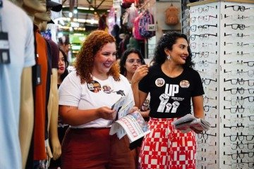 Samara Mineiro (UP) e vice da chapa, Raquel Bricio, panfletaram em feira de Ceil&acirc;ndia -  (crédito: Donavan/Divulga&ccedil;&atilde;o)