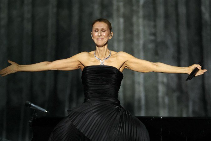 Após seis anos longe dos palcos devido a uma doença neurológica, cantora emocionou público em Paris com show esgotado - (crédito: THOMAS SAMSON/AFP) Após seis anos longe dos palcos devido a uma doença neurológica, cantora emocionou público em Paris com show esgotado - (crédito: THOMAS SAMSON/AFP)
