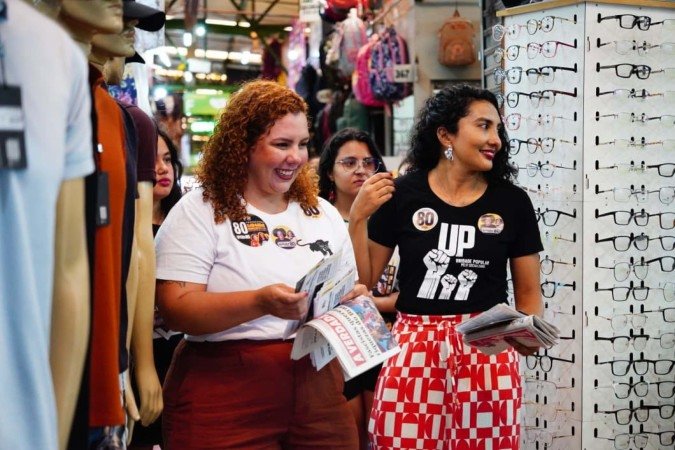 Samara Mineiro (UP) e vice da chapa, Raquel Bricio, panfletaram em feira de Ceilândia - (crédito: Donavan/Divulgação) Samara Mineiro (UP) e vice da chapa, Raquel Bricio, panfletaram em feira de Ceilândia - (crédito: Donavan/Divulgação)
