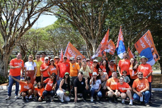 Caputo se reuniu com apoiadores e lideranças regionais no Eixão Sul para a "Onda Laranja" - (crédito: Novo/Divulgação) Caputo se reuniu com apoiadores e lideranças regionais no Eixão Sul para a "Onda Laranja" - (crédito: Novo/Divulgação)