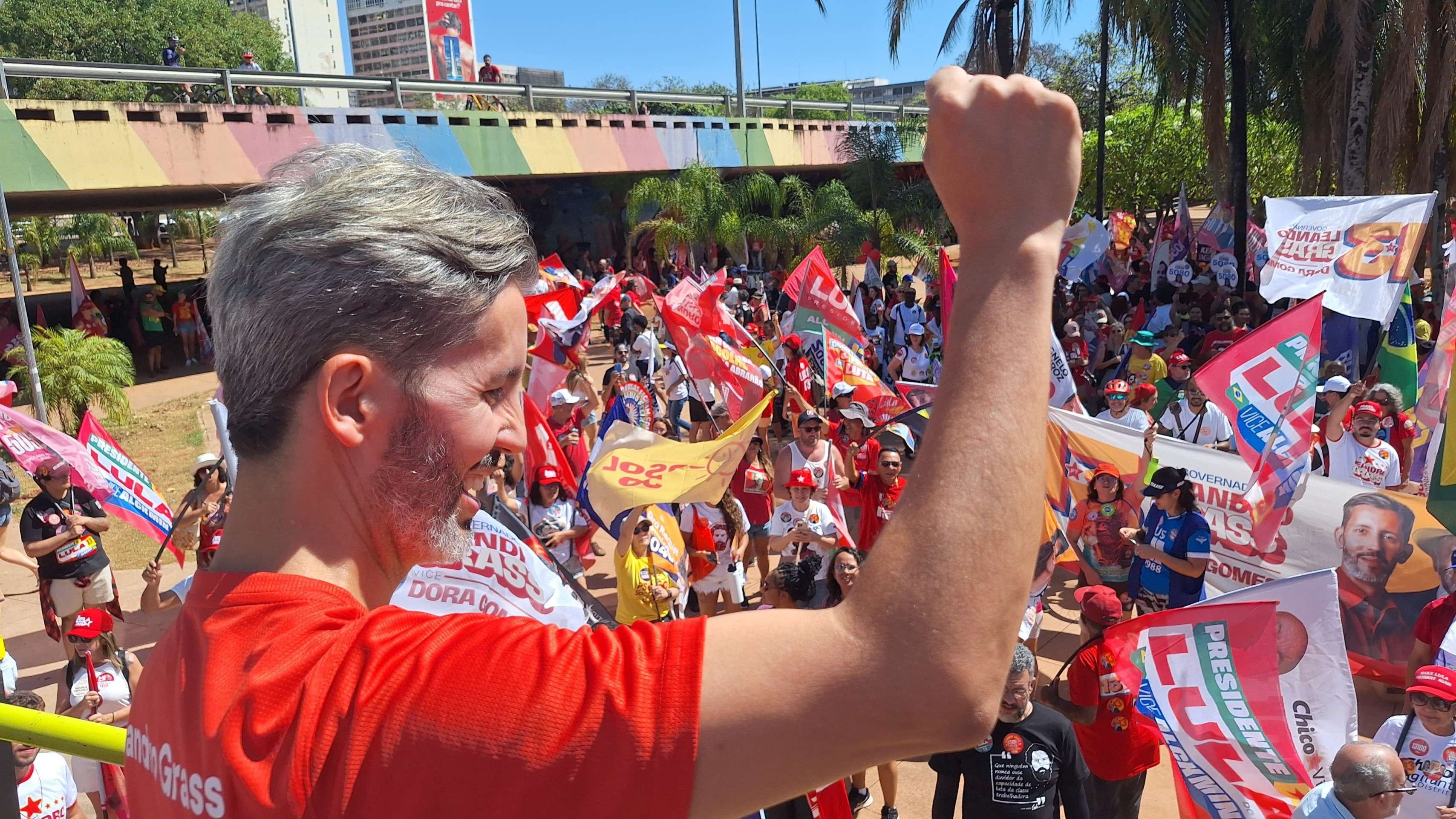 Candidatos do Partido dos Trabalhadores (PT) e seus apoiadores se mobilizaram em todo o pa&iacute;s, na manh&atilde; deste domingo (13/9). Leandro Grass, candidato ao GDF, fez caminhada no Eix&atilde;o ao lado da primeira-dama Janja, da candidata ao Senado, &Eacute;rika Kokay, e da ministra Esther Dweck