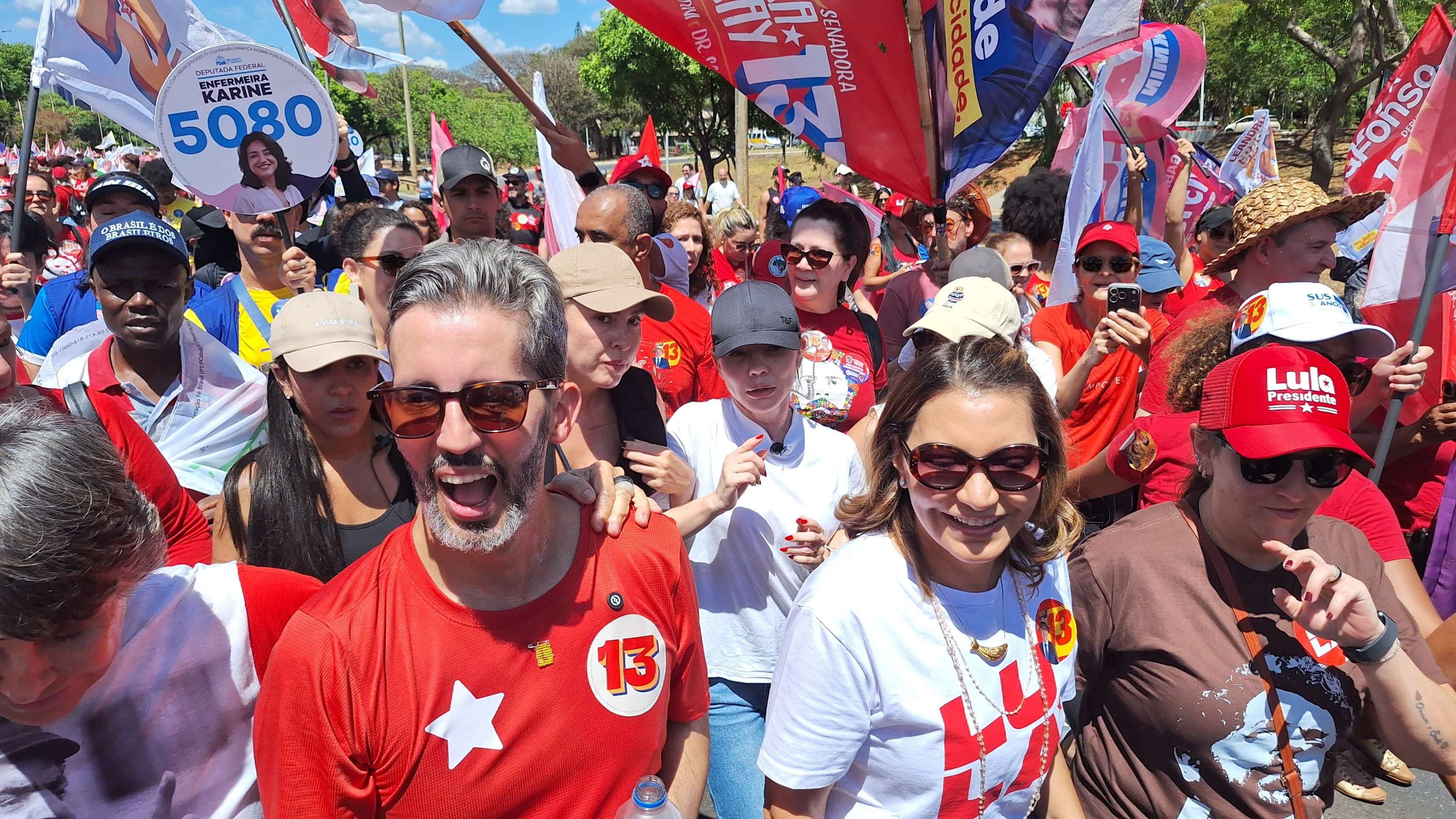 Candidatos do Partido dos Trabalhadores (PT) e seus apoiadores se mobilizaram em todo o pa&iacute;s, na manh&atilde; deste domingo (13/9). Leandro Grass, candidato ao GDF, fez caminhada no Eix&atilde;o ao lado da primeira-dama Janja, da candidata ao Senado, &Eacute;rika Kokay, e da ministra Esther Dweck