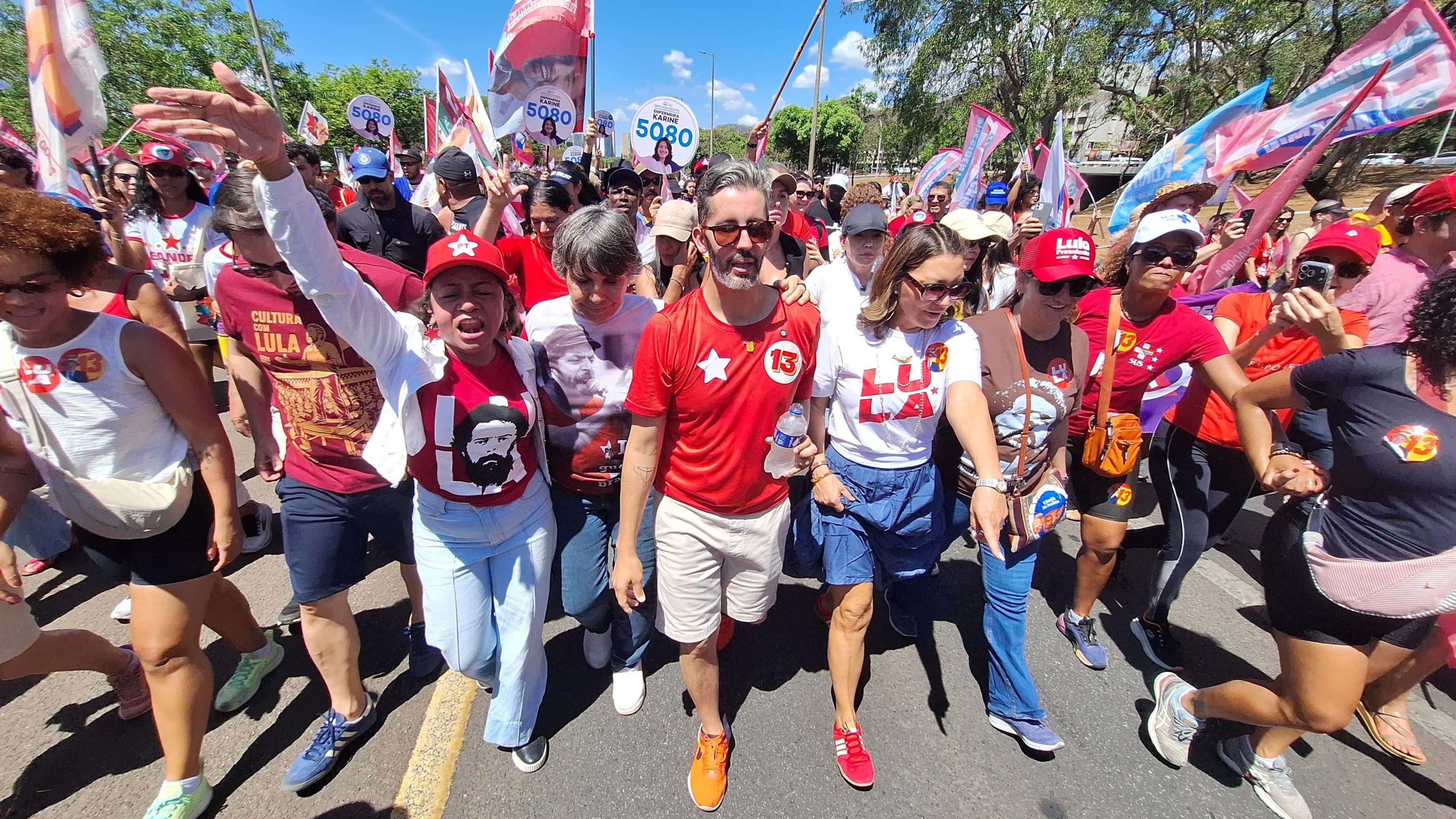 Candidatos do Partido dos Trabalhadores (PT) e seus apoiadores se mobilizaram em todo o pa&iacute;s, na manh&atilde; deste domingo (13/9). Leandro Grass, candidato ao GDF, fez caminhada no Eix&atilde;o ao lado da primeira-dama Janja, da candidata ao Senado, &Eacute;rika Kokay, e da ministra Esther Dweck