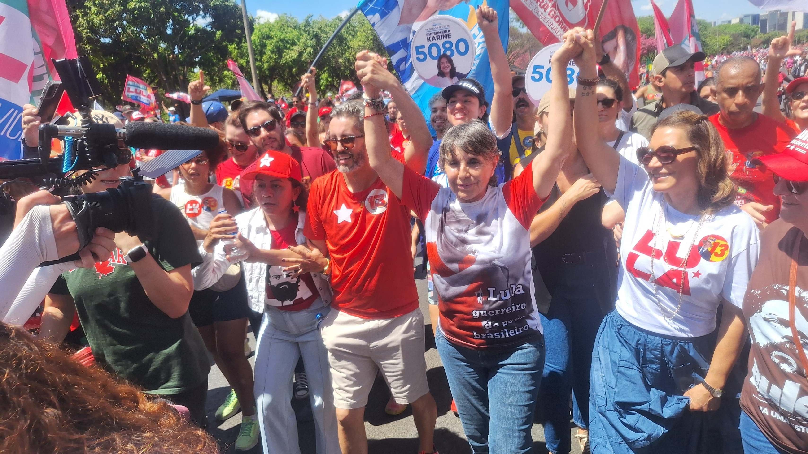Candidatos do Partido dos Trabalhadores (PT) e seus apoiadores se mobilizaram em todo o pa&iacute;s, na manh&atilde; deste domingo (13/9). Leandro Grass, candidato ao GDF, fez caminhada no Eix&atilde;o ao lado da primeira-dama Janja, da candidata ao Senado, &Eacute;rika Kokay, e da ministra Esther Dweck