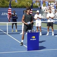 Guto Miguel faz o discurso de despedida em Nova York depois do vice-campeonato no US Open Juvenil no último sábado -  (crédito:   Marcelo Souto/Rede Tênis )