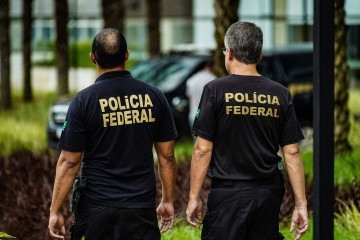 Agentes da Pol&iacute;cia Federal cumprem mandados em opera&ccedil;&atilde;o que apura corrup&ccedil;&atilde;o, tr&aacute;fico de influ&ecirc;ncia e lavagem de dinheiro -  (crédito: Rafa Neddermeyer/Ag&ecirc;ncia Brasil)