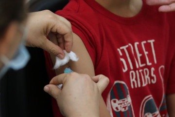 Dose aplicada antes dos 9 anos não integra o esquema vacinal e precisará ser reforçada posteriormente -  (crédito: Fabio Rodrigues-Pozzebom/Agência Brasil)