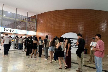 Em plena segunda-feira, espectadores formam fila para conferir as exibições da noite no Cine Brasília  -  (crédito: Fotos: João Pedro Alves / Maria Carolina / CB / DA Press)