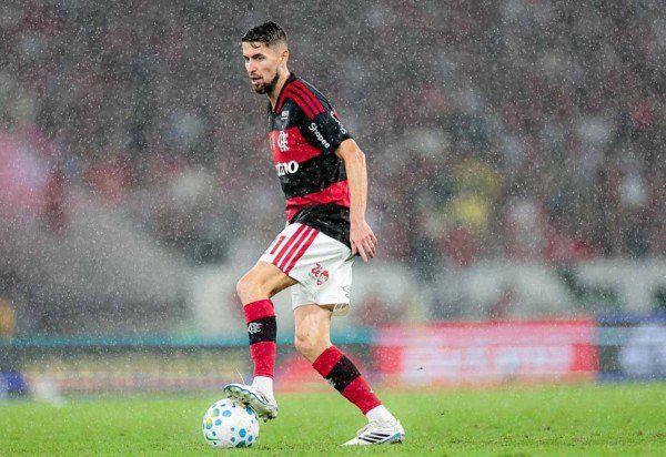 Volante Jorginho é um dos que não poderão enfrentar o Bragantino pelo Brasileirão     -  (crédito: Gilvan de Souza / Flamengo)