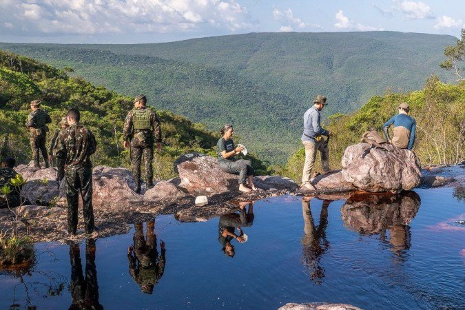 Cientistas e equipe em expedição no Pantepui, ecossistema de altitude com riachos avermelhados no Amazonas - (crédito: André Dib/Agência Fapesp) Cientistas e equipe em expedição no Pantepui, ecossistema de altitude com riachos avermelhados no Amazonas - (crédito: André Dib/Agência Fapesp)