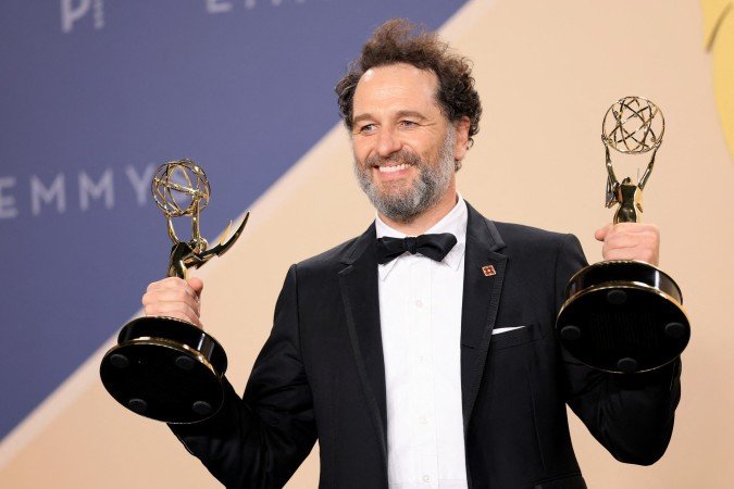 Matthew Rhys fez história ao levar duas estatuetas na mesma noite - (crédito: Getty Images via AFP) Matthew Rhys fez história ao levar duas estatuetas na mesma noite - (crédito: Getty Images via AFP)