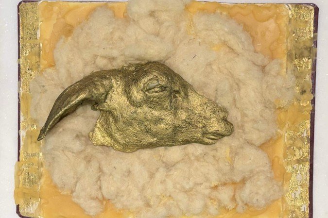 Bíblia I, de Andrea Campos de Sá: misto de pintura com objeto - (crédito: Divulgação) Bíblia I, de Andrea Campos de Sá: misto de pintura com objeto - (crédito: Divulgação)