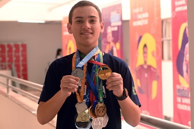 Preparação contínua e contato com provas anteriores fazem parte da rotina de alunos que participam das competições científicas -  (crédito:  Ed Alves/CB/D.A Press)