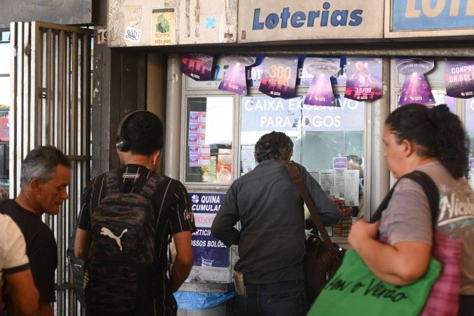 Apostadores vão às casas lotéricas apostar na Lotofácil da Independência - (crédito: Ed Alves/CB/D.A Press) Apostadores vão às casas lotéricas apostar na Lotofácil da Independência - (crédito: Ed Alves/CB/D.A Press)
