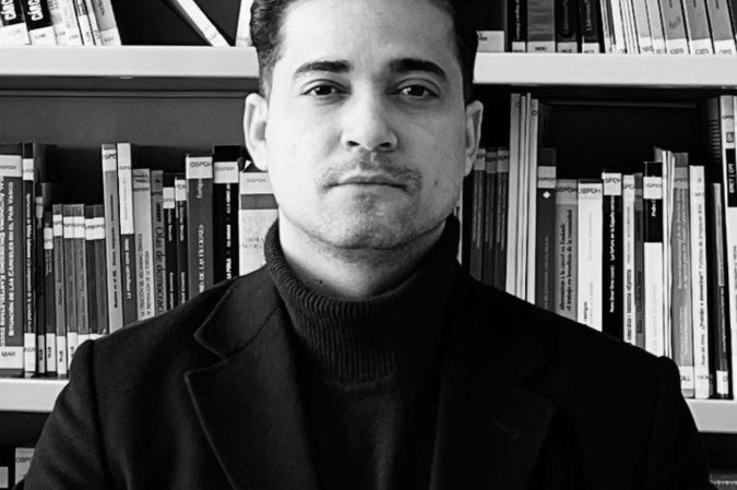 Eixo Capital. ÍLISON DIAS DOS SANTOS. Pós-doutorado em Criminologia pela Universitat de Barcelona. Pós-doutorado em Direito Penal pela Humboldt-Universität zu Berlin. Doutorado em Direito pela Universidad de Salamanca. - (crédito: Divulgação ) Eixo Capital. ÍLISON DIAS DOS SANTOS. Pós-doutorado em Criminologia pela Universitat de Barcelona. Pós-doutorado em Direito Penal pela Humboldt-Universität zu Berlin. Doutorado em Direito pela Universidad de Salamanca. - (crédito: Divulgação )