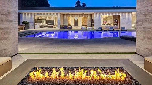 A nova mansão de Kylie Jenner exemplifica o luxo moderno com integração à natureza e áreas de bem-estar, conforme detalhado na reportagem - (crédito: Reprodução/Instagram) A nova mansão de Kylie Jenner exemplifica o luxo moderno com integração à natureza e áreas de bem-estar, conforme detalhado na reportagem - (crédito: Reprodução/Instagram)